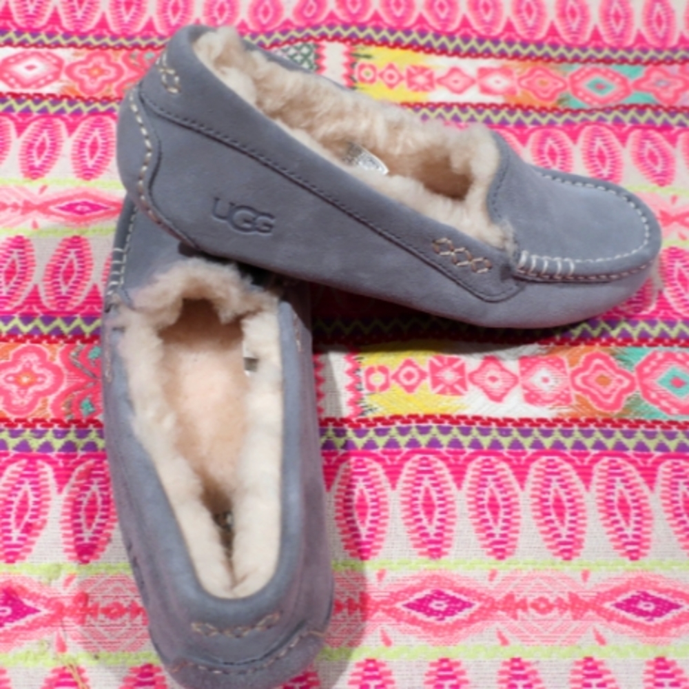 Lovely UGG ANSLEY Size 8